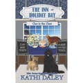The Inn at Holiday Bay: Clue in the Clam - Paperback